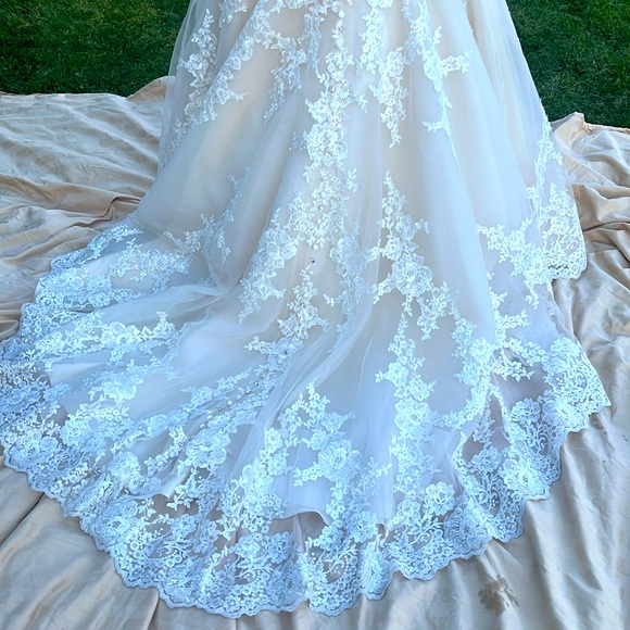 NWOT Allure Bridal Gown-fitted top Swarovski crystals/ lace / beads Sz 12 - Picture 9 of 10